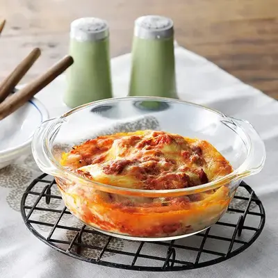 冷蔵庫からそのままレンジやオーブンへ。フタ付きだからラップ掛けの手間もなし。 冷蔵庫からそのままレンジやオーブンへ。フタ付きだからラップ掛けの手間もなし。