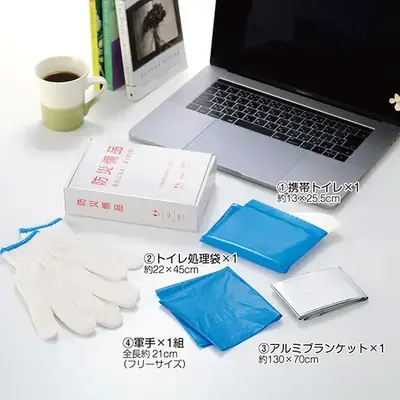 携帯トイレ、トイレ処理剤、アルミブランケット、軍手の防災4点がセットされています。 携帯トイレ、トイレ処理剤、アルミブランケット、軍手の防災4点がセットされています。