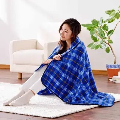 身体をすっぽり包み込むことのできるラージサイズのブランケット。 身体をすっぽり包み込むことのできるラージサイズのブランケット。