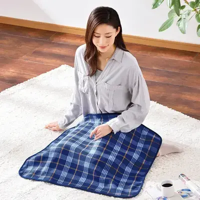 ひざ掛けにちょうどいいサイズだから自宅はもちろんオフィスや車内でも使いやすいサイズです。 ひざ掛けにちょうどいいサイズだから自宅はもちろんオフィスや車内でも使いやすいサイズです。