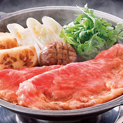 A4・A5ランクの黒毛和牛雌牛をすき焼き用に薄くスライス。木箱に入れてお届けします。 A4・A5ランクの黒毛和牛雌牛をすき焼き用に薄くスライス。木箱に入れてお届けします。