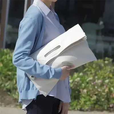 半折りにしてクラッチバッグタイプで。 半折りにしてクラッチバッグタイプで。