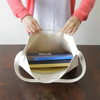 ファイルなどもしっかり入る大型ショルダーです。 ファイルなどもしっかり入る大型ショルダーです。