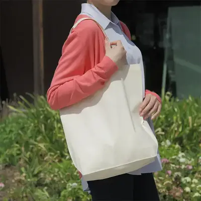 大きさのイメージ。肩掛けもできるショルダー長です。 大きさのイメージ。肩掛けもできるショルダー長です。