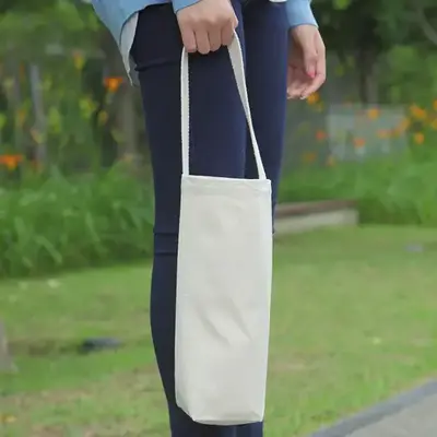 ワインボトルがすっぽり入り、お持ち帰りも安心。 ワインボトルがすっぽり入り、お持ち帰りも安心。