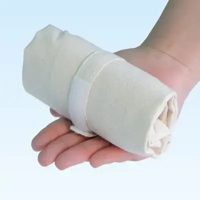 縫い付けられたひもで縛って、小さく折りたたんで携帯できます。 縫い付けられたひもで縛って、小さく折りたたんで携帯できます。