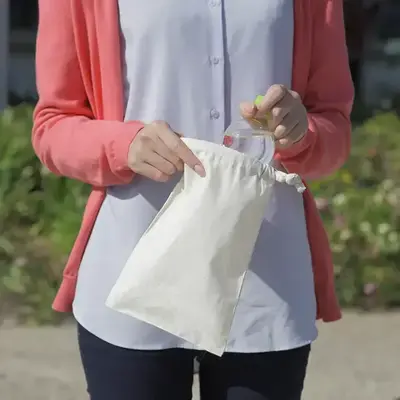 ペットボトルが1本入る程度の小さめ巾着。 ペットボトルが1本入る程度の小さめ巾着。