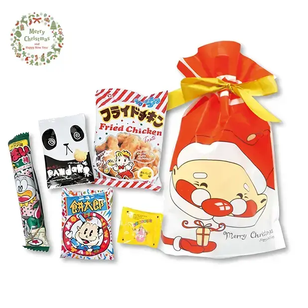 クリスマスムード満点、駄菓子5点をサンタ柄の袋に詰め合わせ。