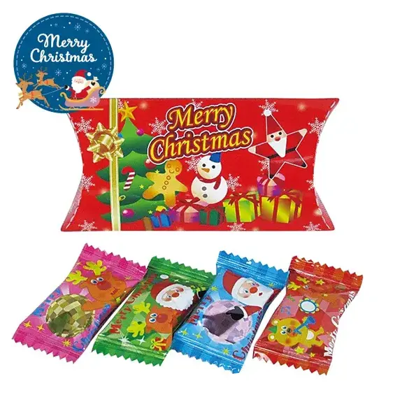 クリスマスムード満点のケースにクリスマスのイラスト入りキャンディ4個を詰めました。