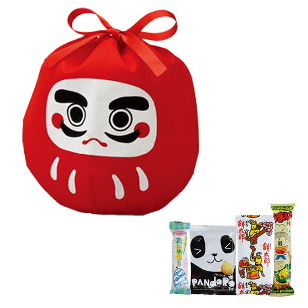 だるま巾着にお菓子が4種入れられています。