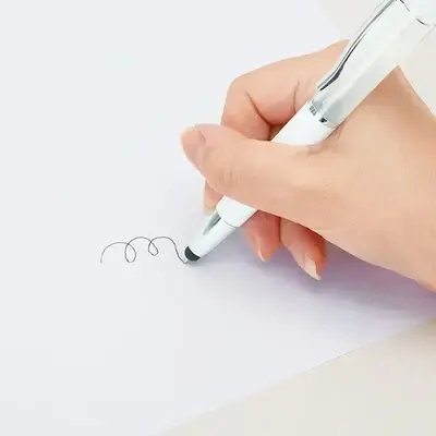 ボールペンのインクは最も一般的な黒色。 ボールペンのインクは最も一般的な黒色。