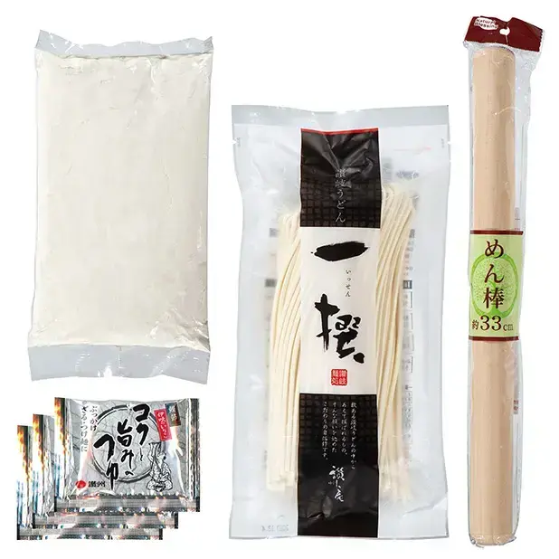 小麦粉300ｇ×1  半生うどん300ｇ×1  コクと旨みのつゆ20ml×3袋  のし棒(全長33ｃｍ)×1本が入っています。