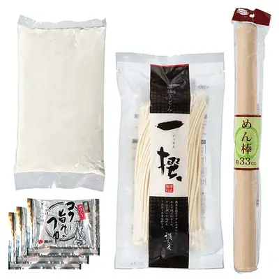 小麦粉300ｇ×1  半生うどん300ｇ×1  コクと旨みのつゆ20ml×3袋  のし棒(全長33ｃｍ)×1本が入っています。