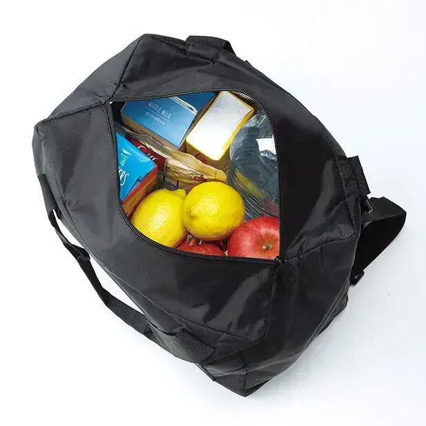 内側にはアルミ蒸着フィルムを貼り保冷温に優れたバッグはたっぷりとモノが入るスクエアフォルム。