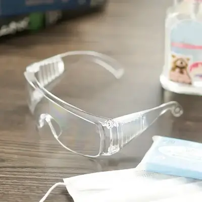目からもウイルスは感染します。飛沫感染の防止用に。 目からもウイルスは感染します。飛沫感染の防止用に。