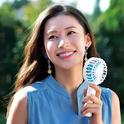 単4乾電池2本で約4時間の連続使用が可能です。 単4乾電池2本で約4時間の連続使用が可能です。