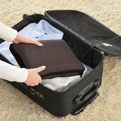 旅行用バッグを省スペースで収納できます。