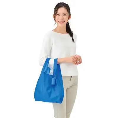 コンビニなどのお買い物なら十分なサイズ感。 コンビニなどのお買い物なら十分なサイズ感。