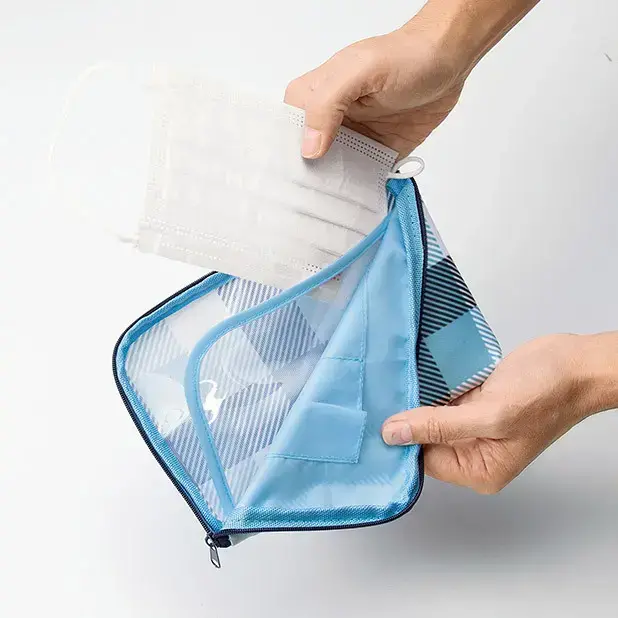 衛生用品をまとめて入れられるクリアポケット付きだから便利。ケース本体は除菌シートなどでふき取りができ衛生的に使用いただけます。