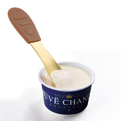 固く凍ったアイスクリームが食べごろの硬さに。 固く凍ったアイスクリームが食べごろの硬さに。