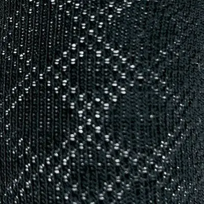 通気性のいいダイヤ型のメッシュ加工。 通気性のいいダイヤ型のメッシュ加工。