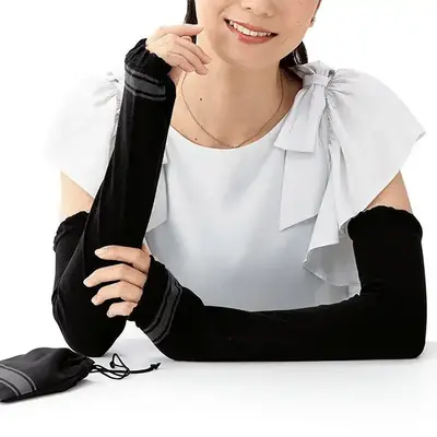 持ち運びに便利な巾着付き。締め付けないゆったり仕上げ、使いやすい45cmのUVケアグローブです。 持ち運びに便利な巾着付き。締め付けないゆったり仕上げ、使いやすい45cmのUVケアグローブです。