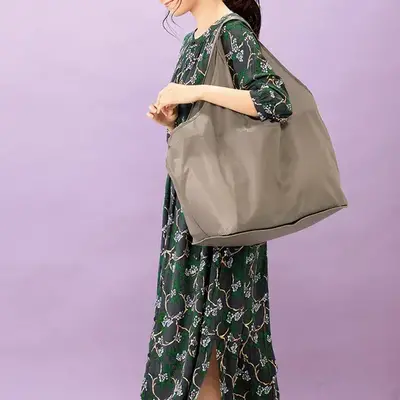 肩掛けもできるのでたっぷりお買い物した時でもラクラク。 肩掛けもできるのでたっぷりお買い物した時でもラクラク。