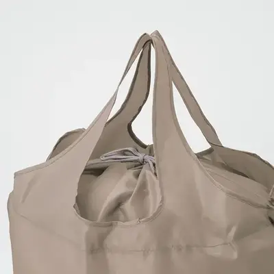 口元は巾着タイプになっているので荷物が飛び出さず安心。 口元は巾着タイプになっているので荷物が飛び出さず安心。