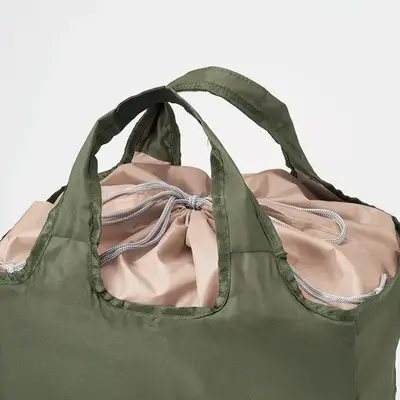 冷気を逃さず、荷物の飛び出し防止に効果的な巾着タイプの口元。 冷気を逃さず、荷物の飛び出し防止に効果的な巾着タイプの口元。
