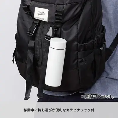 リュックなどにぶら下げられるカラビナフック付き リュックなどにぶら下げられるカラビナフック付き
