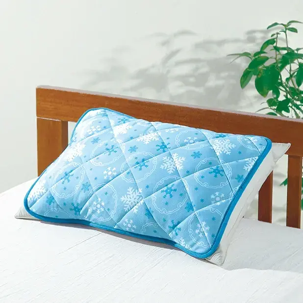 さらっと気持ちいい接触涼感生地で寝苦しさを解消する枕パッド。