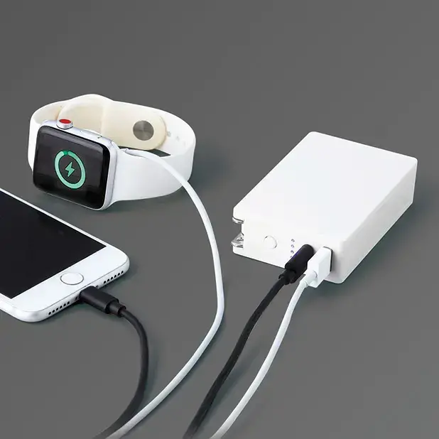 USBポートの他にType-Cポートもあり、同時充電も可能です。