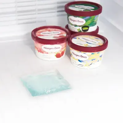 冷凍庫でジェルを凍らせて使います。