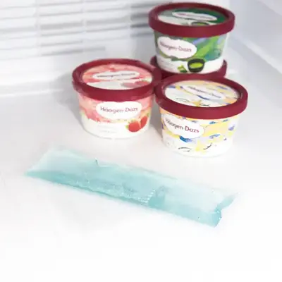 ジェルは冷凍庫で冷やして使います。 ジェルは冷凍庫で冷やして使います。