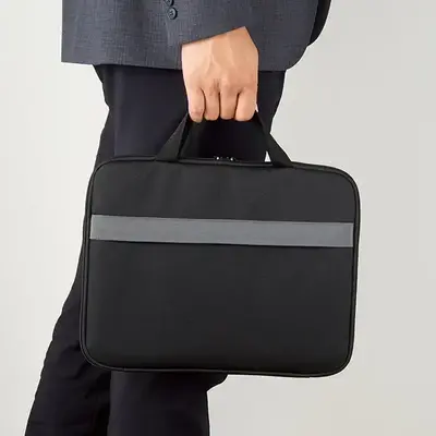 手提げバッグとして持ち運びできます。 手提げバッグとして持ち運びできます。