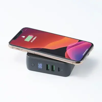ワイヤレス充電にも対応。※対応機種に限ります。 ワイヤレス充電にも対応。※対応機種に限ります。