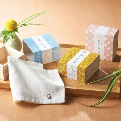 最高級の実用品、今治認定のハンドタオルです。枡形の木箱に入っています。 最高級の実用品、今治認定のハンドタオルです。枡形の木箱に入っています。