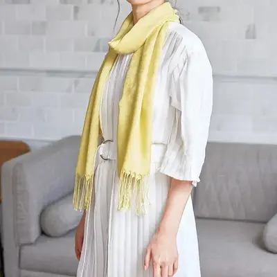 首の後ろでぐるっと交差させるエディター巻きで楽しんだり。 首の後ろでぐるっと交差させるエディター巻きで楽しんだり。