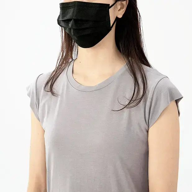 不織布マスクならではのフィット感、鼻から口、顎までしっかりガードできます。