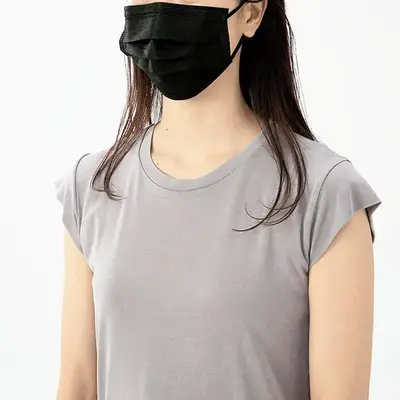 不織布マスクならではのフィット感、鼻から口、顎までしっかりガードできます。 不織布マスクならではのフィット感、鼻から口、顎までしっかりガードできます。