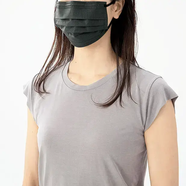 ファッションに合わせられるグレーカラーの不織布マスク。