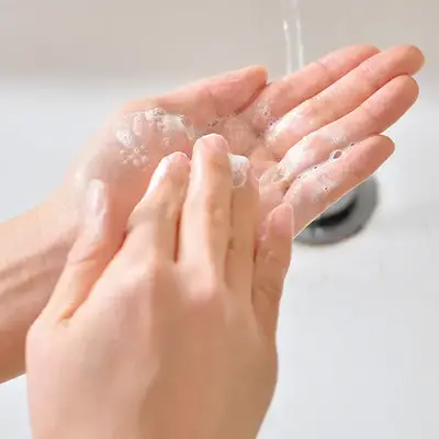 手の中でこすれば泡が立ち、きれいに手洗いできます。