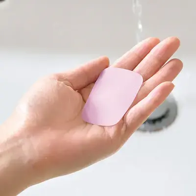 ケースから1枚取り出し、手の上で水をつけます。 ケースから1枚取り出し、手の上で水をつけます。