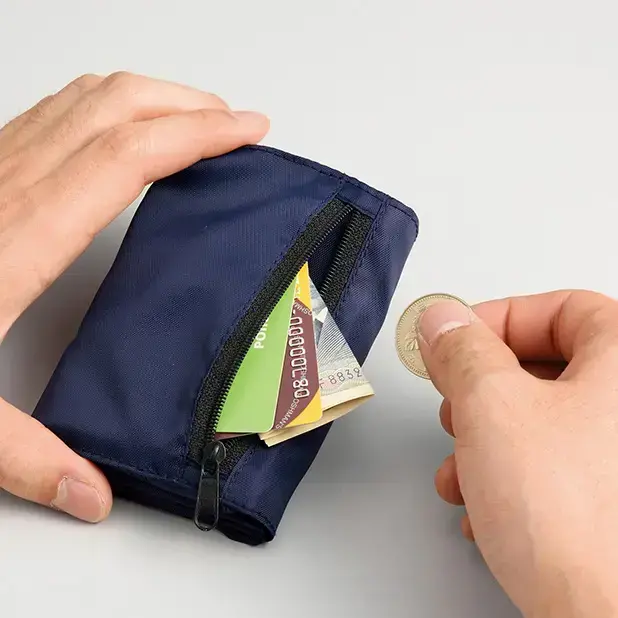 収納時、ファスナー付きでお財布として使用できます。