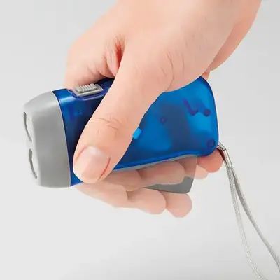 握る・緩めるを繰り返せば発電します。 握る・緩めるを繰り返せば発電します。