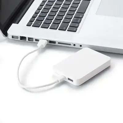 USBポートから付属のケーブルを使用して充電します。