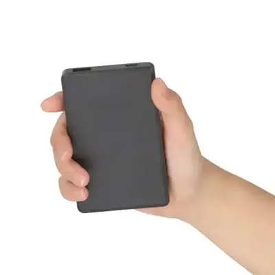 手のひらにすっぽり収まるサイズ感で携帯にも便利。