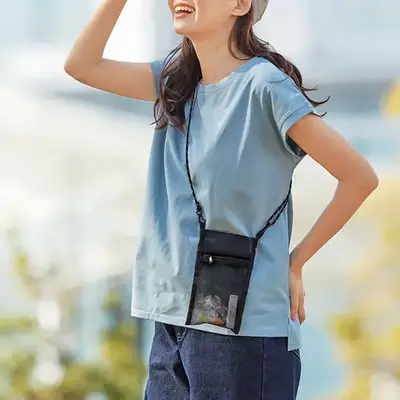 お散歩などちょっとしたお出かけに便利なサコッシュです。 お散歩などちょっとしたお出かけに便利なサコッシュです。