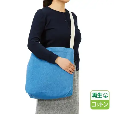 横広なワイド型ショルダートートです。 横広なワイド型ショルダートートです。