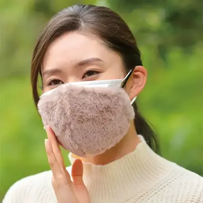 マスク装着イメージ。このマスクは風邪や、花粉、ウイルス対策を目的としたものではないため、不織布マスクとの併用を心がけてください。